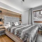 מלון Alpenparks & Arlberg Warth Mit Pool